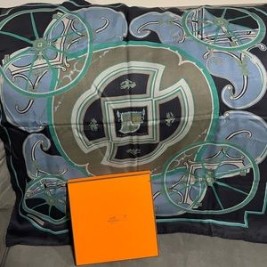 HERMÉS SILK SCARF